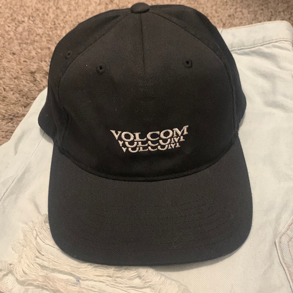 BLACK VOLCOM HAT